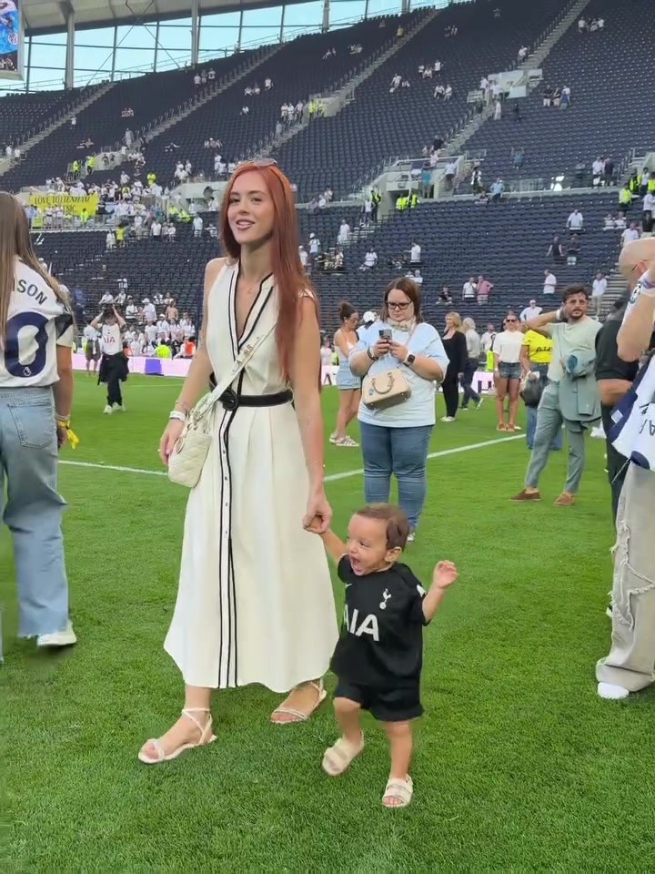 最美家属~理查利森红发辣妻带萌娃走秀，颜值直接撑起全场~